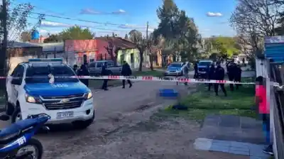 Lo atacaron a puñaladas en plena calle y murió: qué investigan