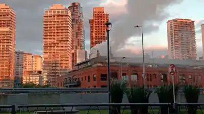 Incendio en un restaurante de Puerto Madero: el fuego alcanzó los dos metros y tuvieron que evacuar a 50 personas