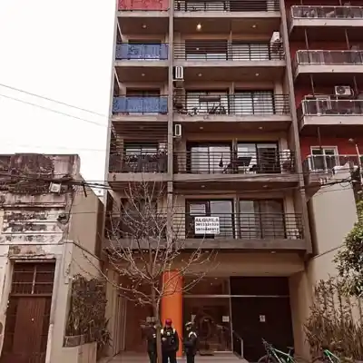 Quedó atrapada en un balcón tras recibir un pedido: el insólito motivo por el que no pudo volver