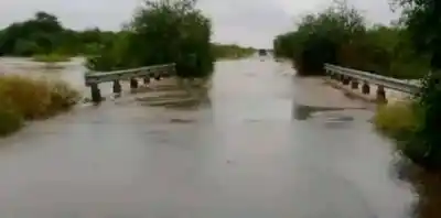 Ruta 92 bajo amenaza: El agua ya toca el asfalto y el peligro crece en el camino a Los Telares