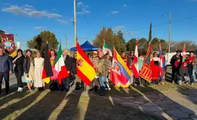 Después de 50 años, la Rotonda de los Inmigrantes volvió a llenarse de banderas