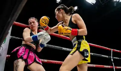 El mundo del boxeo se detiene: Una joven promesa lucha por su vida tras un nocaut devastador