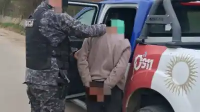 Un menor con una navaja, dos detenidos por robar un celular y un hombre dentro de un food truck