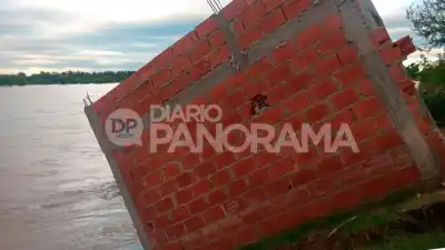 Imágenes desgarradoras: Una casa se derrumba ante el avance del Río Dulce y alertan sobre otras 16 en peligro