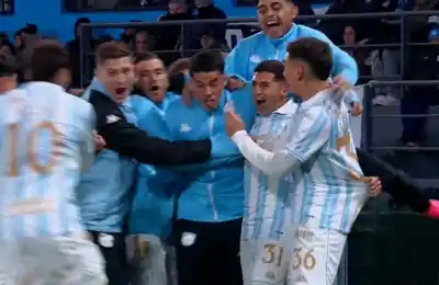 El VAR le dio la razón en la agonía: la jugada que desató la locura del Decano en Avellaneda