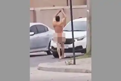 Un hombre desnudo caminó entre los autos y detuvo el tránsito en una concurrida esquina