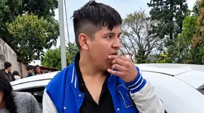 Se durmió al volante, destrozó un auto estacionado y su excusa se volvió viral: "Se me apagó la tele"