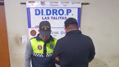 Lo atraparon manipulando paquetitos en un barrio de Tucumán y el hallazgo lo complicó