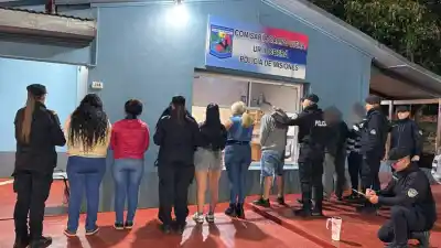 Una pelea en plena vía pública terminó con nueve detenidos y un menor demorado