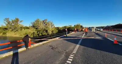 Milagro en el Carcarañá: un camión se desplomó desde la autopista y el conductor sobrevivió contra todo pronóstico