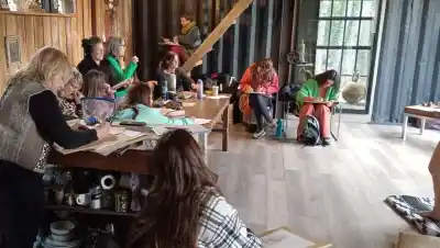 El escultor que abrió su casa en el bosque patagónico para que artistas de todo el país creen