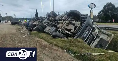 Volcó un camión en el ingreso a Río Ceballos y el rescate del chofer fue contra el tiempo