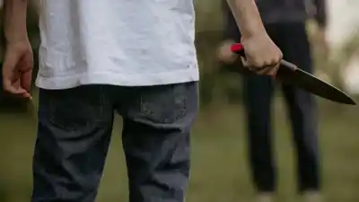 Caminaba por la banquina y tres sujetos lo atacaron: lo apuñalaron en el cuello para robarle