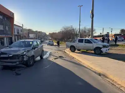 Dos camionetas chocaron en Comodoro: uno de los conductores terminó en el hospital