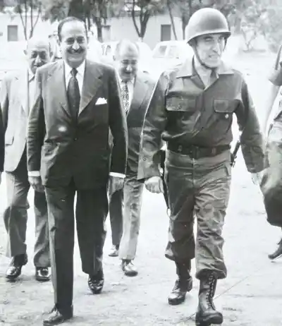 La foto que congeló el instante antes del horror: Juri y Bussi, juntos días antes del golpe