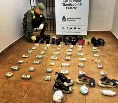 Viajaban en micro con cocaína escondida en frascos de crema y en sus zapatillas
