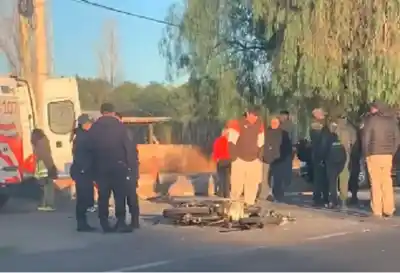Chocaron frente al aeropuerto de San Juan y una ambulancia tuvo que asistir a uno de los conductores