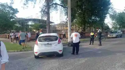 Una mujer herida en Monteros al chocar moto y auto