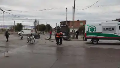 Una mujer y una niña, heridas tras un choque en una transitada esquina de Alto Comedero
