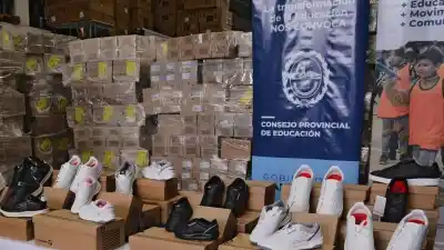 Las Heras: arranca la entrega de zapatillas para estudiantes