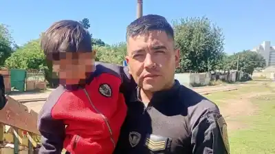 Un policía cordobés escuchó los bocinazos desesperados: lo que vio sobre las vías lo hizo reaccionar al instante