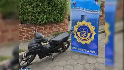 Una mujer manejaba una moto robada y un detalle la delató en pleno control