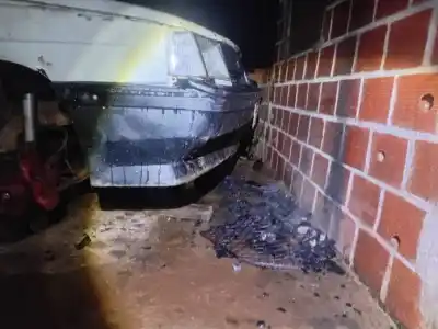 Quiso prender una vela para un santo y el fuego se le fue de las manos