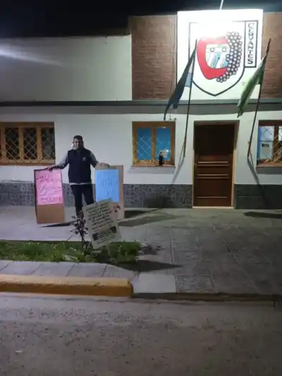 Encadenado por quinto día frente a la Municipalidad: su reclamo ahora apunta a la Justicia