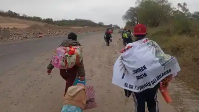 Caminan desde Jujuy a Salta cargando los pedidos de todo un pueblo: quiénes son