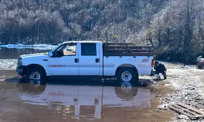El operativo para sacar del lago La Plata la camioneta que se hundió con el hielo