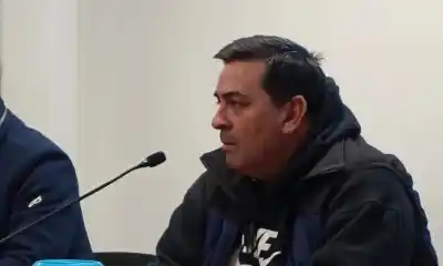 El presidente de la UCR de Madryn que tiene una orden de captura reveló el insólito motivo de su ausencia