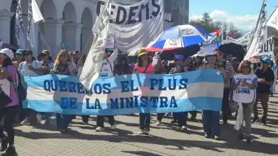 Docentes jujeños van a paritarias con duras acusaciones por descuentos de hasta $400.000