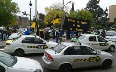 Peones de taxis cortan la ciudad: el contundente reclamo al municipio por Uber y Didi
