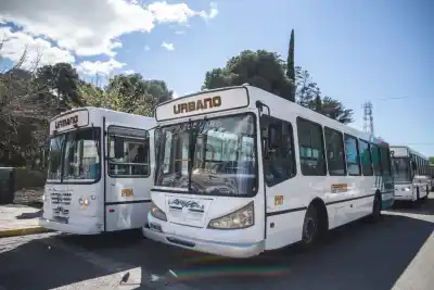 Se quedaron sin cobrar y frenaron los colectivos en Rawson: qué pasará con los recorridos