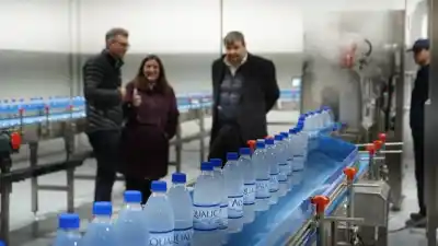 Una empresa familiar de Centenario renueva su planta con un crédito provincial: cuál es su nuevo desafío
