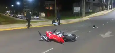 Siniestro en Posadas: un joven en moto chocó contra un auto y el conductor se fue