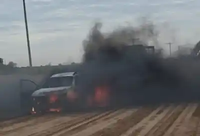 Un incendio arrasó con una camioneta en pleno camino rural: las llamas la consumieron por completo