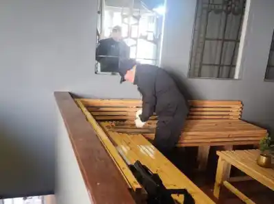 Madrugada de intrusos en Posadas: entraron por los techos y asaltaron un departamento, oficinas y un comercio
