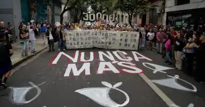 Rosario se prepara: la vigilia que iluminó la plaza y la marcha que marcará un día histórico