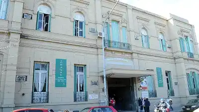 Una joven lucha por su vida tras quedar envuelta en llamas: la Brigada de Femicidios investiga