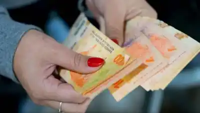 Milei defiende el empleo informal: cuánto menos cobra un trabajador no registrado