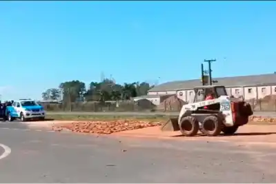 Un camión esparció su carga de ladrillos y complicó el tránsito en la Ruta 18: qué pasó
