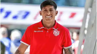 La operación de Vargas salió bien, pero el regreso a las canchas tiene fecha lejana