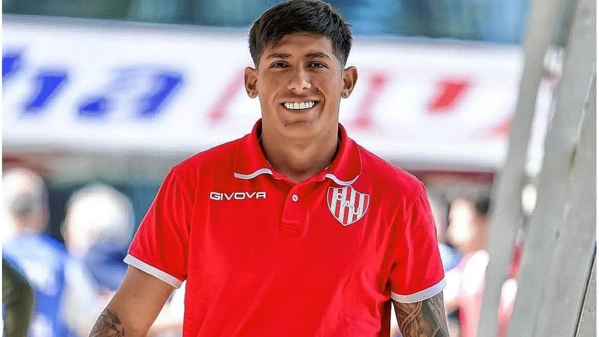 La operación de Vargas salió bien, pero el regreso a las canchas tiene fecha lejana