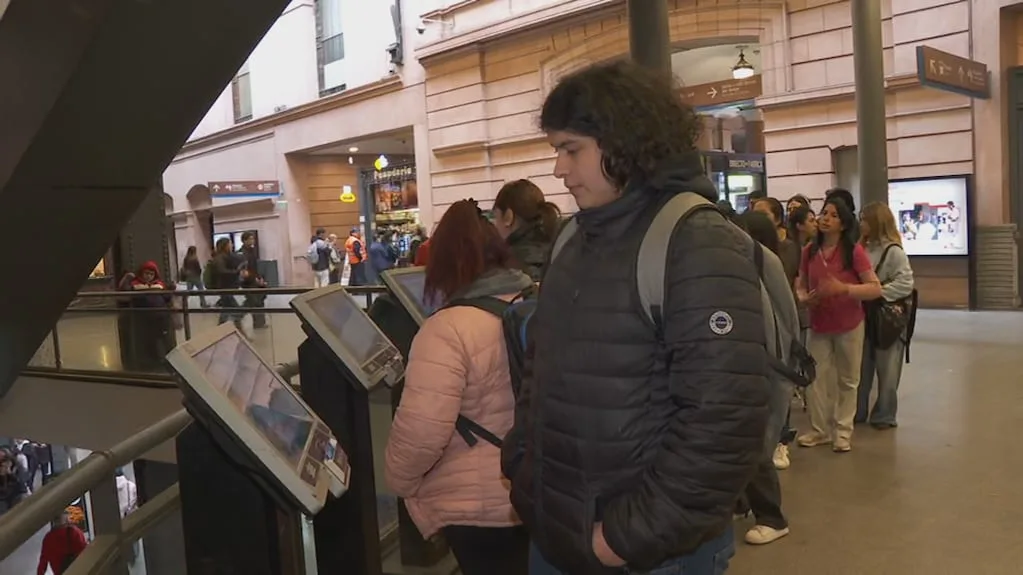El Gobierno estudia sacar de los trenes las terminales para acreditar la SUBE: qué pasará con los usuarios