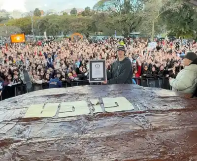 Argentina recuperó el récord del alfajor más grande del mundo y Merlo fue protagonista