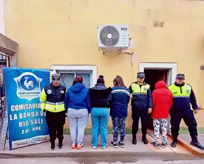 Pelea en la puerta de una escuela de Tucumán: terminó con cuatro aprehendidas y un hallazgo que complicó a una de ellas