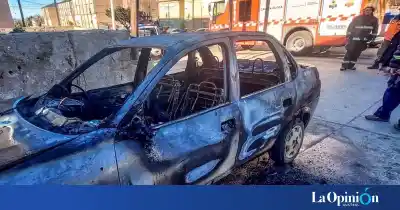 Un Corsa se incendió en plena avenida de Caleta Olivia y el fuego lo consumió por completo