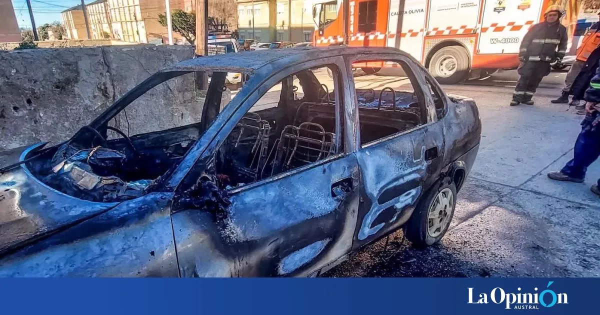 Un Corsa se incendió en plena avenida de Caleta Olivia y el fuego lo consumió por completo
