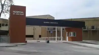 Le gritaron "te llegó la hora", lo rociaron con nafta y lo prendieron fuego: el joven está internado